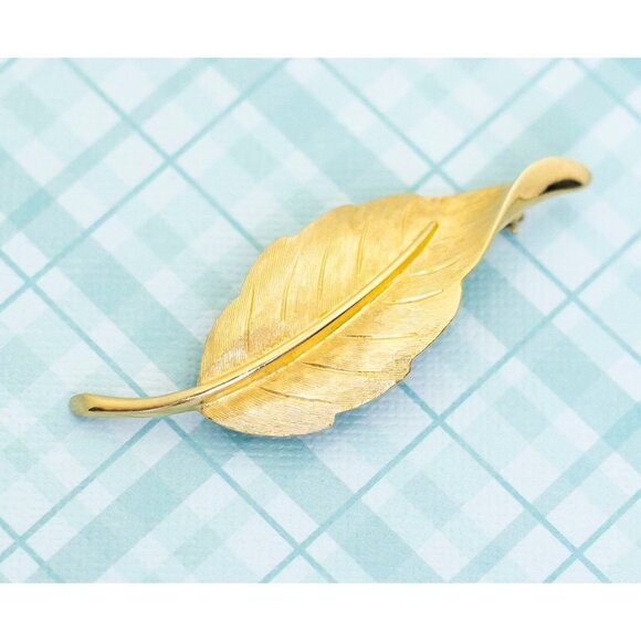 Vintage Golden Leaf Brooch by Avon - L26 - Picture 1 of 3